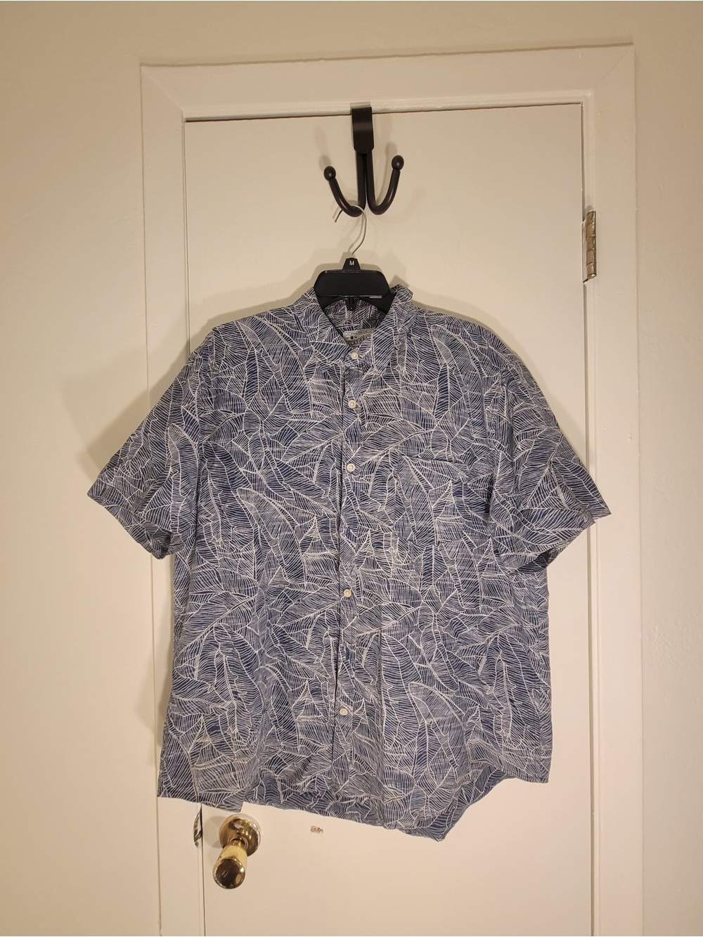 Men's Short-Sleeve Button-Up Shirt in Blue Leaf Print
